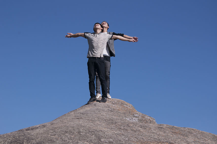 I See Many Funny Strangers On The Rock Everyday