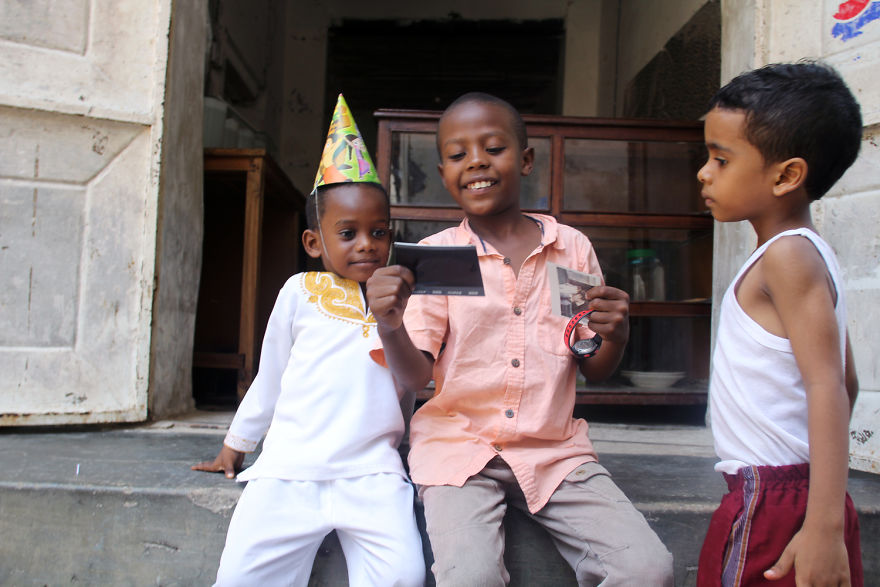 I Gave Instant Photos To More Than 60 Tanzanians Who Don't Have Them And Captured Their Smiles I Gave Instant Photos To More Than 60 Tanzanians Who Don't Have Them And Captured Their Smiles