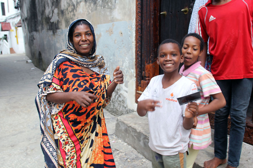 I Gave Instant Photos To More Than 60 Tanzanians Who Don't Have Them And Captured Their Smiles I Gave Instant Photos To More Than 60 Tanzanians Who Don't Have Them And Captured Their Smiles