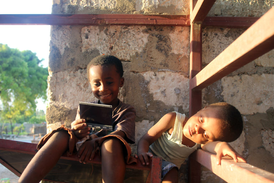 I Gave Instant Photos To More Than 60 Tanzanians Who Don't Have Them And Captured Their Smiles I Gave Instant Photos To More Than 60 Tanzanians Who Don't Have Them And Captured Their Smiles