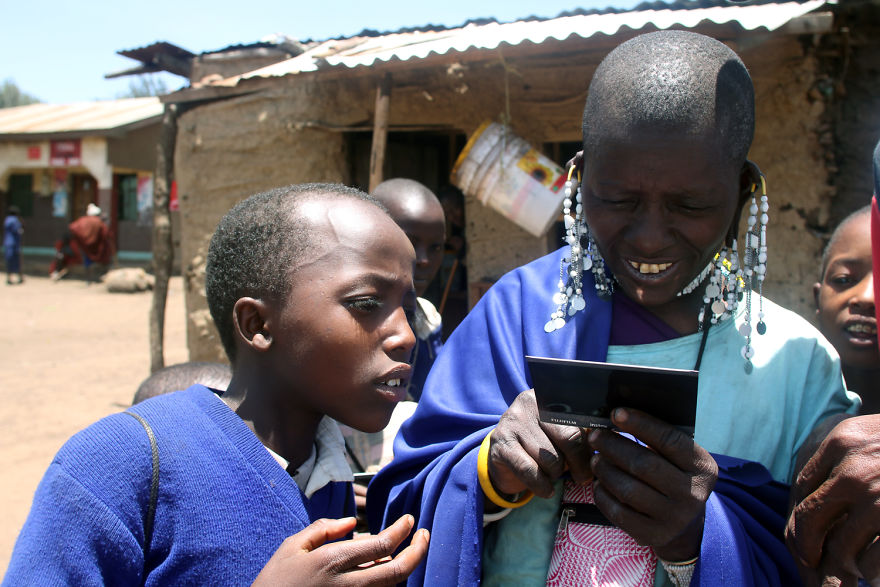 I Gave Instant Photos To More Than 60 Tanzanians Who Don't Have Them And Captured Their Smiles I Gave Instant Photos To More Than 60 Tanzanians Who Don't Have Them And Captured Their Smiles