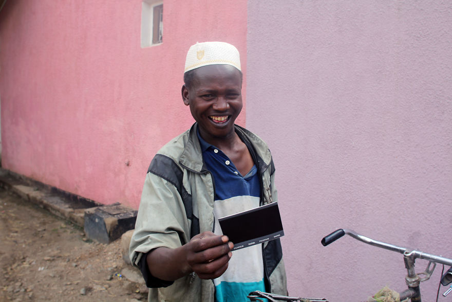 I Gave Instant Photos To More Than 60 Tanzanians Who Don't Have Them And Captured Their Smiles I Gave Instant Photos To More Than 60 Tanzanians Who Don't Have Them And Captured Their Smiles