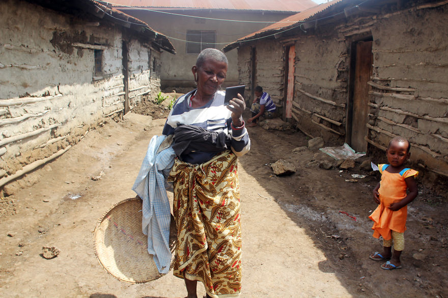 I Gave Instant Photos To More Than 60 Tanzanians Who Don't Have Them And Captured Their Smiles I Gave Instant Photos To More Than 60 Tanzanians Who Don't Have Them And Captured Their Smiles