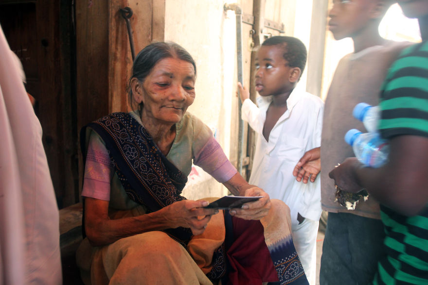 I Gave Instant Photos To More Than 60 Tanzanians Who Don't Have Them And Captured Their Smiles I Gave Instant Photos To More Than 60 Tanzanians Who Don't Have Them And Captured Their Smiles