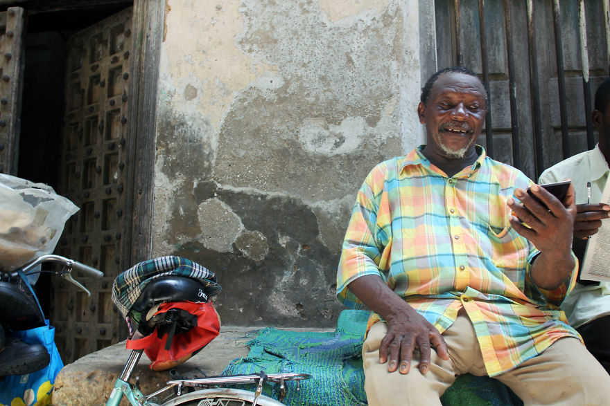 I Gave Instant Photos To More Than 60 Tanzanians Who Don't Have Them And Captured Their Smiles