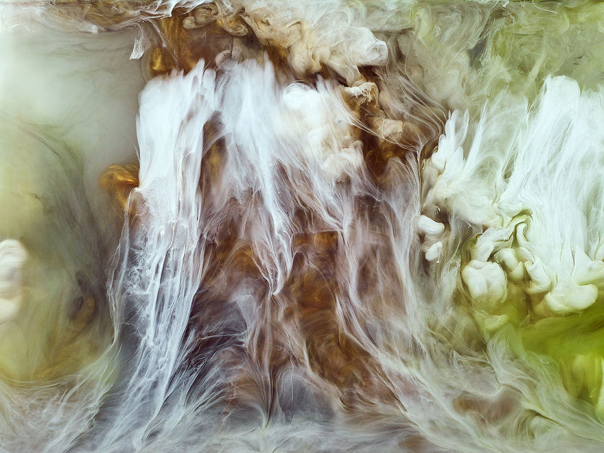 A Look At The Hypnotic Behaviour Of Different Coloured Paints In Water