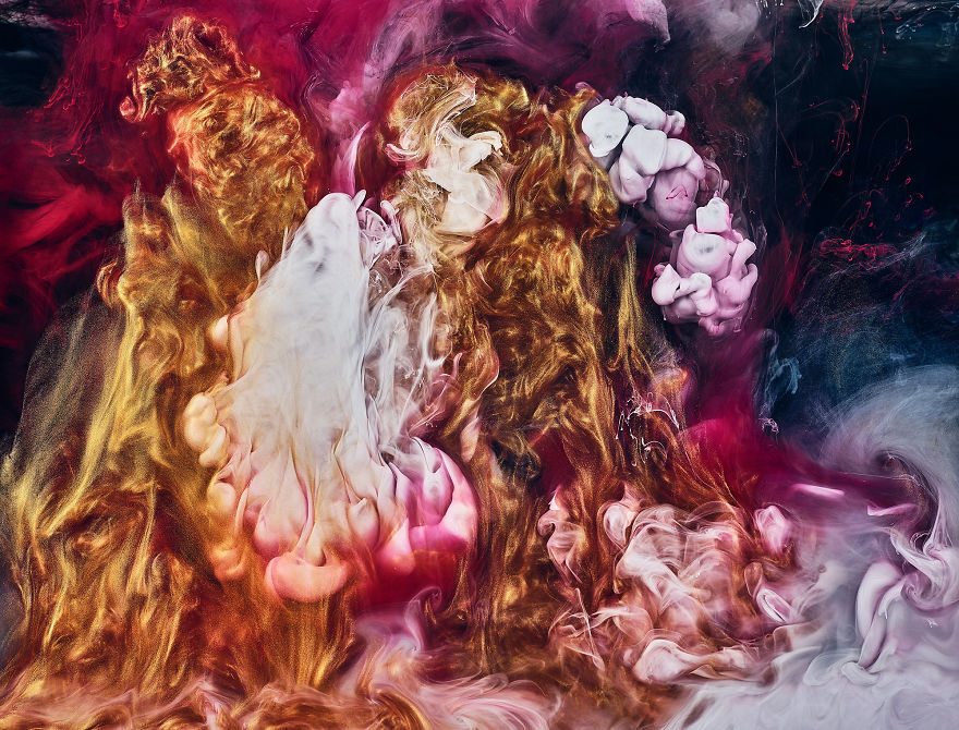 A Look At The Hypnotic Behaviour Of Different Coloured Paints In Water