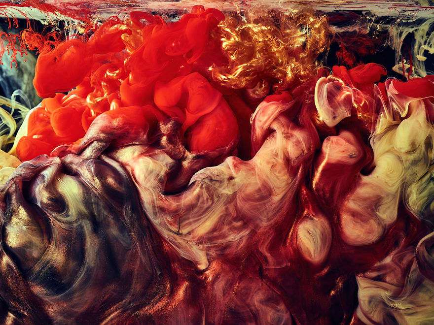 A Look At The Hypnotic Behaviour Of Different Coloured Paints In Water A Look At The Hypnotic Behaviour Of Different Coloured Paints In Water