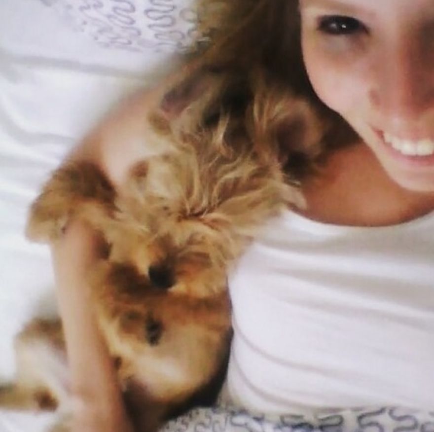 This Little Stray Dog Ended Up Travelling The World With Her New Mom! This Little Stray Dog Ended Up Travelling The World With Her New Mom!