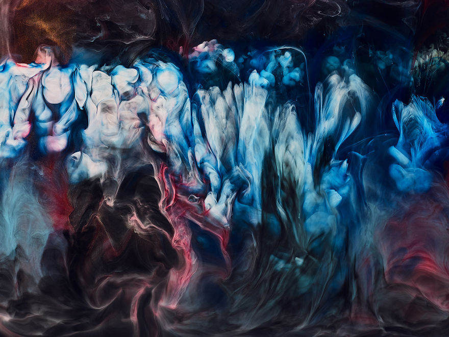 A Look At The Hypnotic Behaviour Of Different Coloured Paints In Water