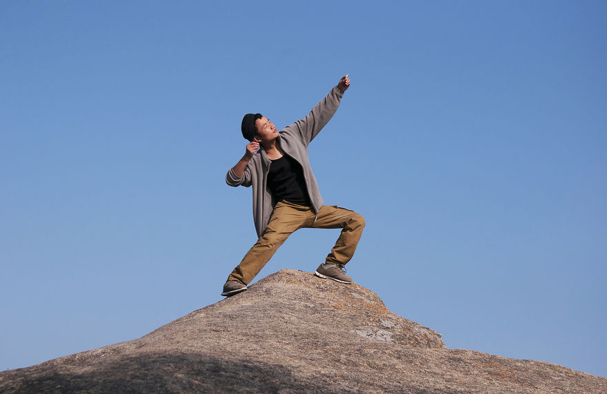 I See Many Funny Strangers On The Rock Everyday