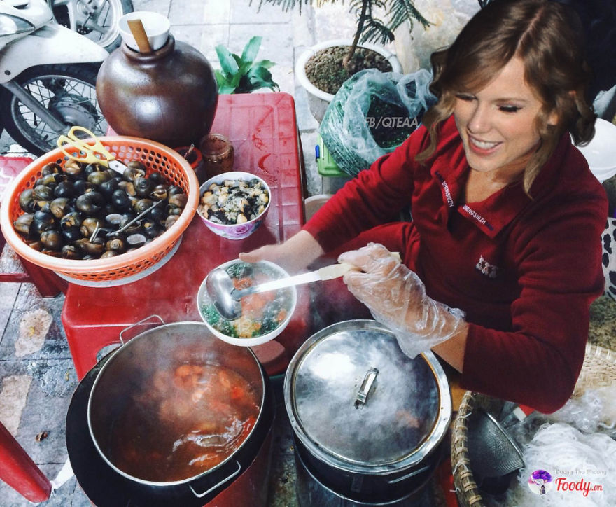 Pop Stars Moved To Vietnam Selling Street Food