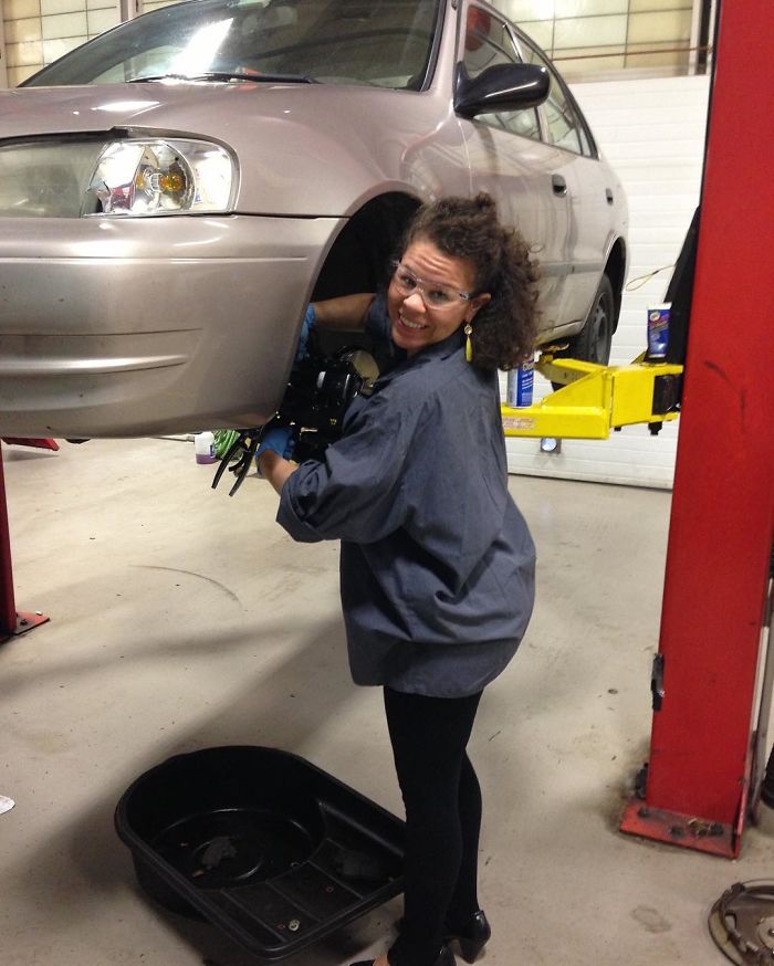 This All-Female Auto Shop Will Do Your Hair And Nails While They Fix Your Car