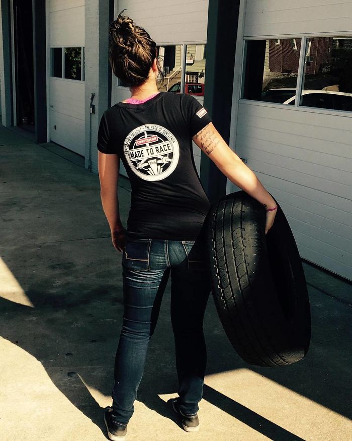 This All-Female Auto Shop Will Do Your Hair And Nails While They Fix Your Car This All-Female Auto Shop Will Do Your Hair And Nails While They Fix Your Car