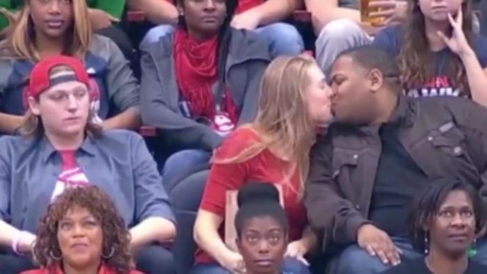 Snubbed Girlfriend Snogs The Man Next To Her After Her Boyfriend Rejects Her On Kiss Cam