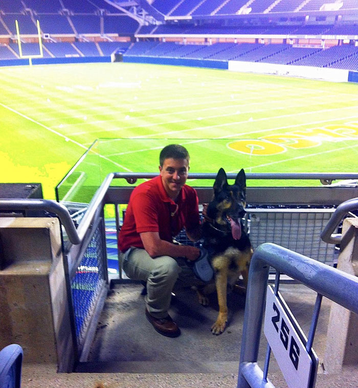 soldier-grieves-dying-dog-german-shepher-bodza-1 soldier-grieves-dying-dog-german-shepher-bodza-1