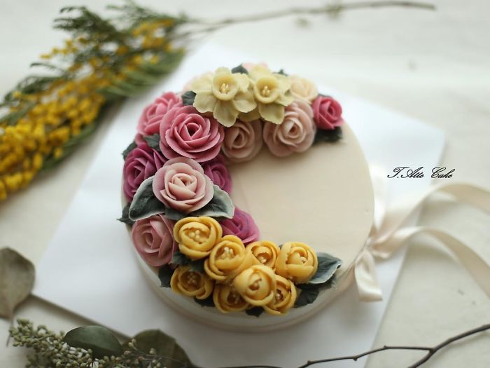 Spring-colourful-buttercream-flower-cakes