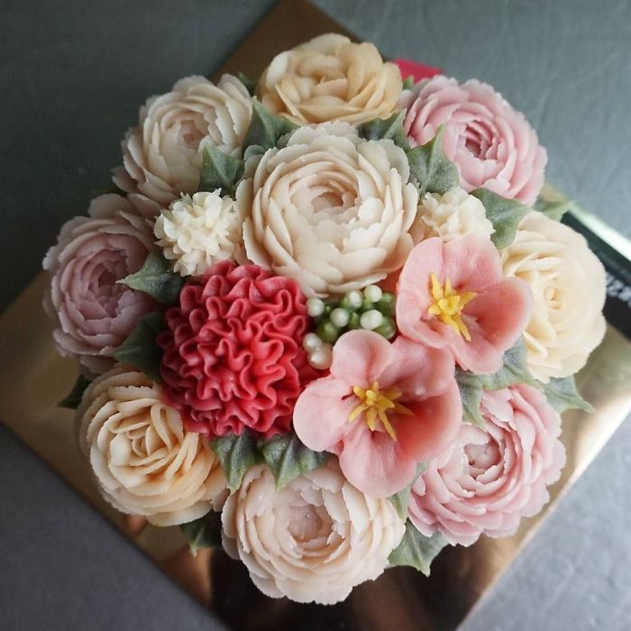 Spring-colourful-buttercream-flower-cakes