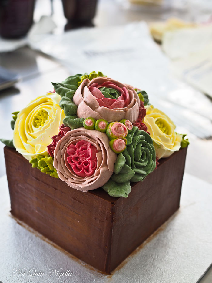 Spring-colourful-buttercream-flower-cakes