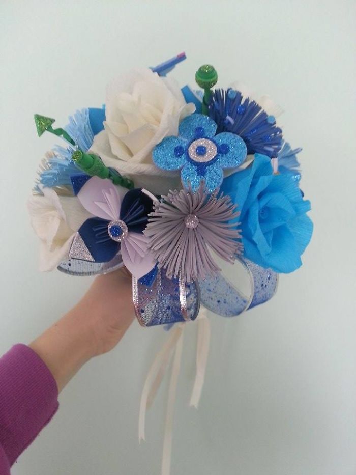 Mom Makes The Most Beautiful Bouquets Out Of Handmade Paper Flowers And Her Two Daughters Help Her Decorate Them Mom Makes The Most Beautiful Bouquets Out Of Handmade Paper Flowers And Her Two Daughters Help Her Decorate Them