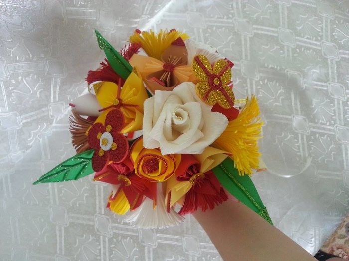 Mom Makes The Most Beautiful Bouquets Out Of Handmade Paper Flowers And Her Two Daughters Help Her Decorate Them Mom Makes The Most Beautiful Bouquets Out Of Handmade Paper Flowers And Her Two Daughters Help Her Decorate Them