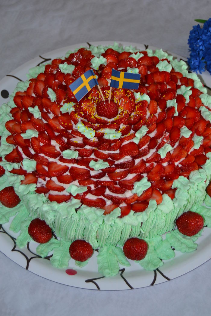 A Swedish Midsummer-cake With Strawberries I Made For 2016. (the Most Common Cake In Sweden)