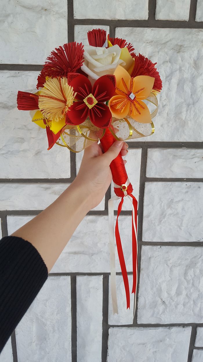 Mom Makes The Most Beautiful Bouquets Out Of Handmade Paper Flowers And Her Two Daughters Help Her Decorate Them Mom Makes The Most Beautiful Bouquets Out Of Handmade Paper Flowers And Her Two Daughters Help Her Decorate Them