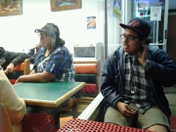 Man and woman sitting and wearing same clothes