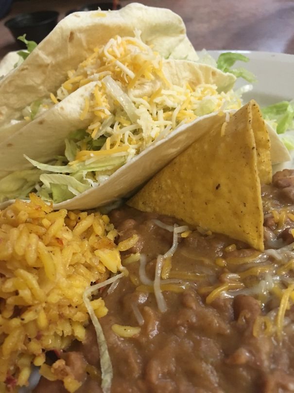 This Restaurant Strategically Placed A Tortilla Chip So The Taco And Beans Don't Touch Each Other