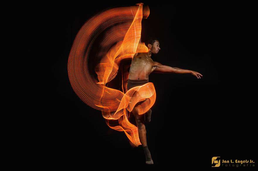 Balled Project: I Show The Movement Of Ballet Dancers With Long Exposure Photography