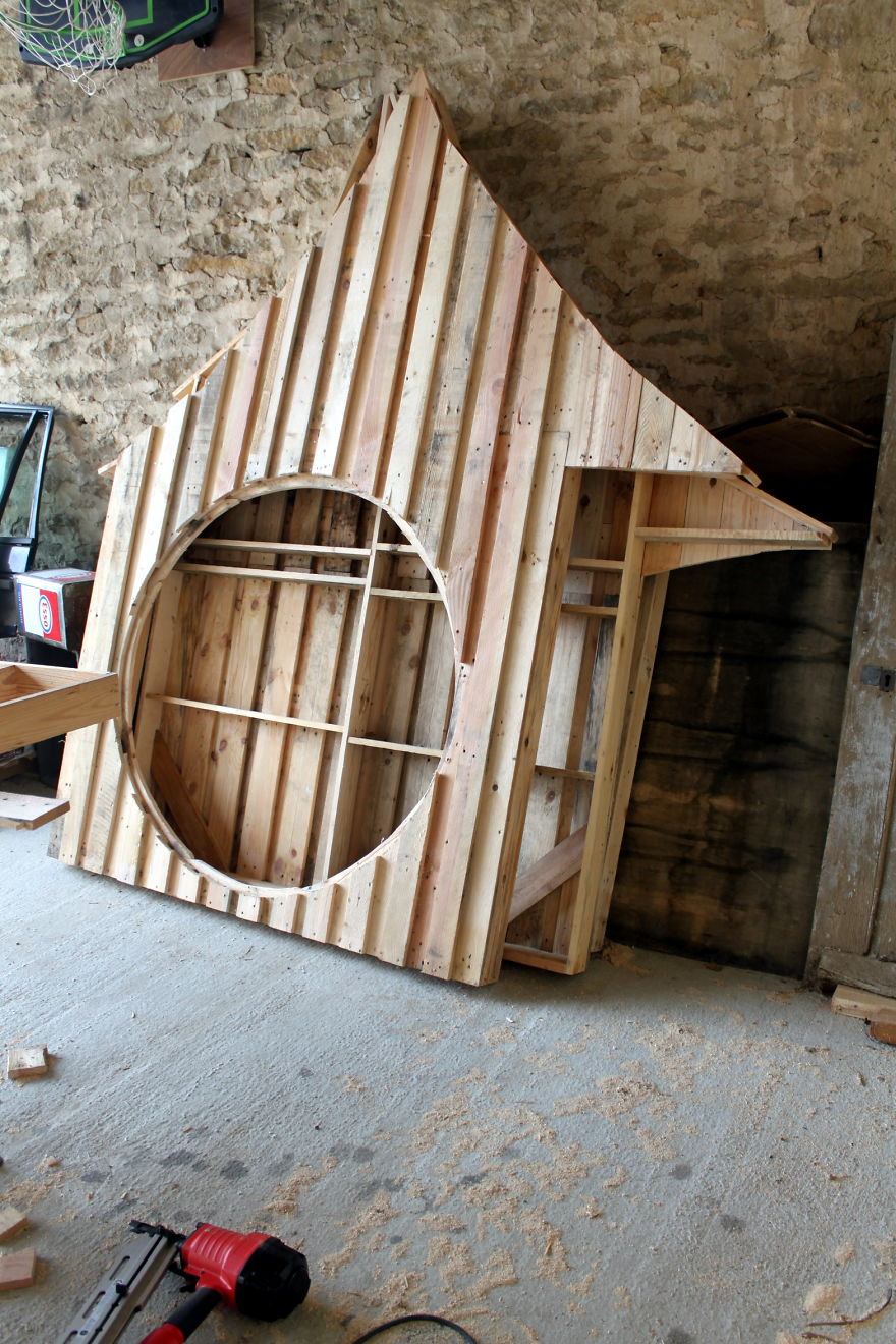 I Turned Old Wooden Pallets Into A Little Castle For My 5-Year-Old Niece I Turned Old Wooden Pallets Into A Little Castle For My 5-Year-Old Niece