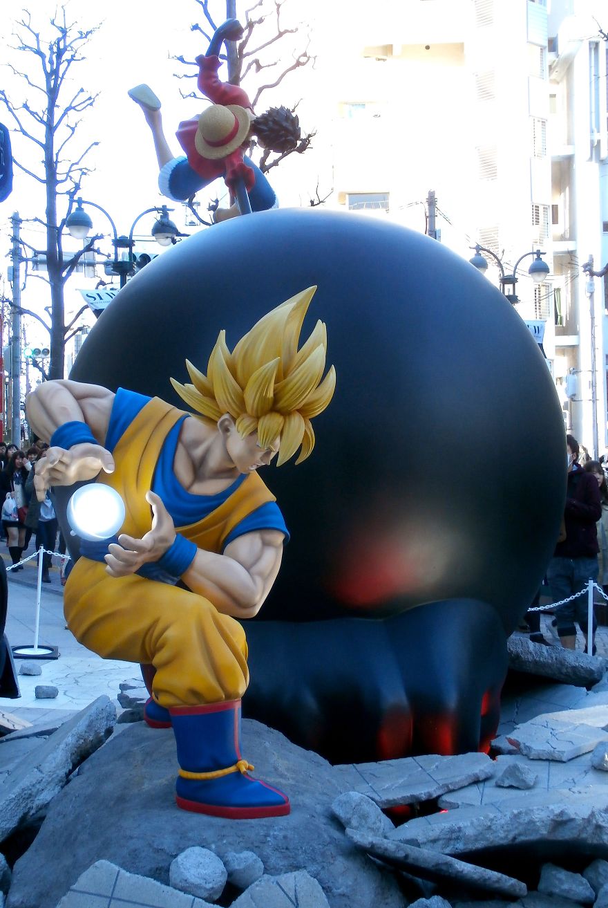 Goku Vs Luffy - Life-Size Anime Statues In Tokyo Goku Vs Luffy - Life-Size Anime Statues In Tokyo