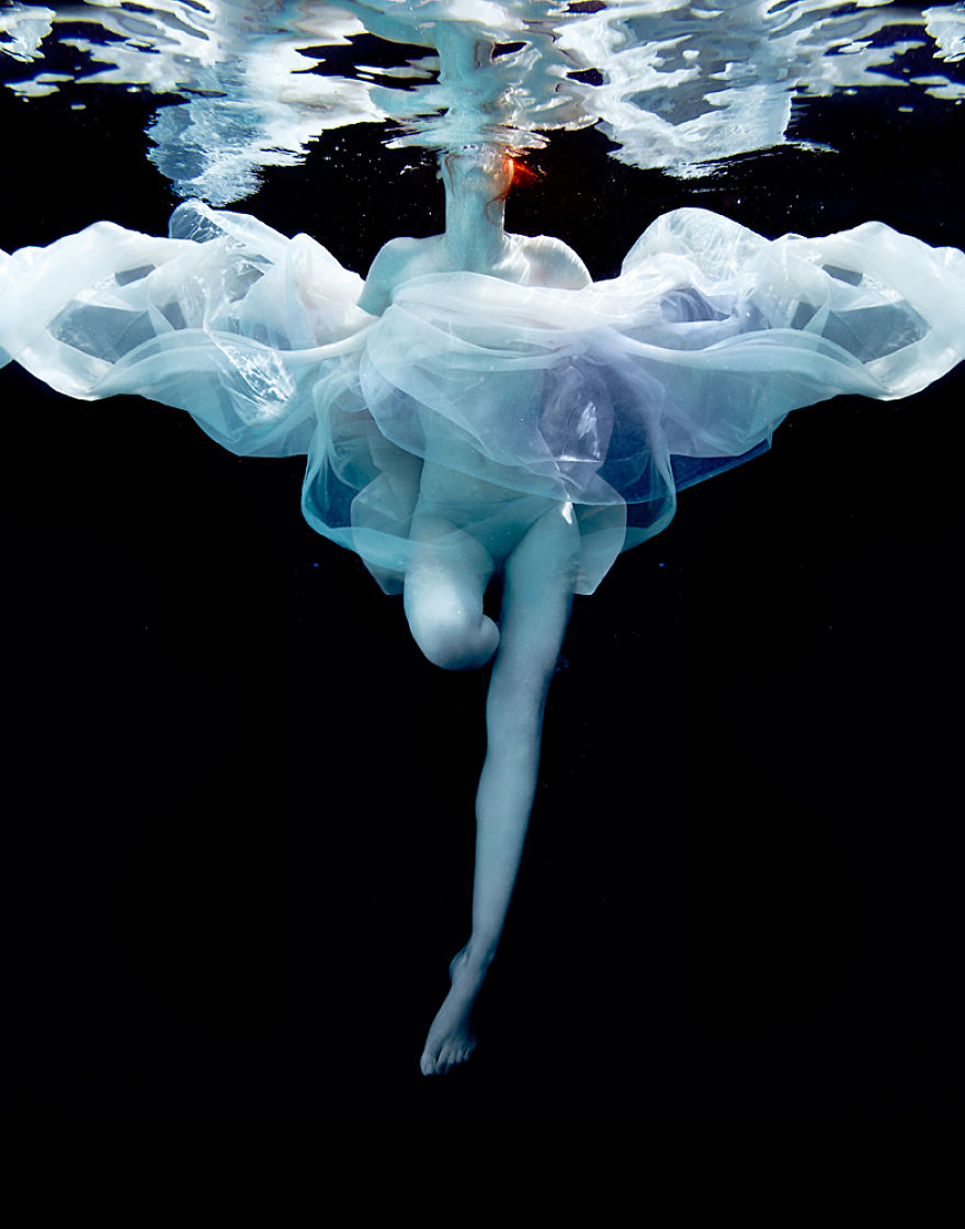 This Photographer Creates Magic Underwater With His "Fire In The Sky" Series This Photographer Creates Magic Underwater With His "Fire In The Sky" Series