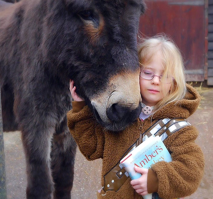 therapy-donkey-helps-girl-speak-amber-11 therapy-donkey-helps-girl-speak-amber-11