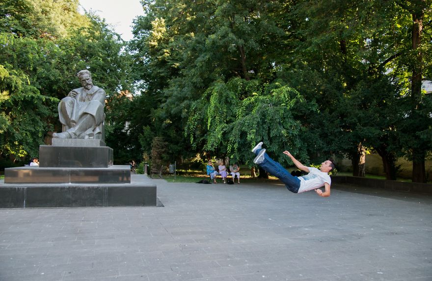 I Captured My Falling Friend In Bucharest And We Got Strange Looks From The Passers-By I Captured My Falling Friend In Bucharest And We Got Strange Looks From The Passers-By