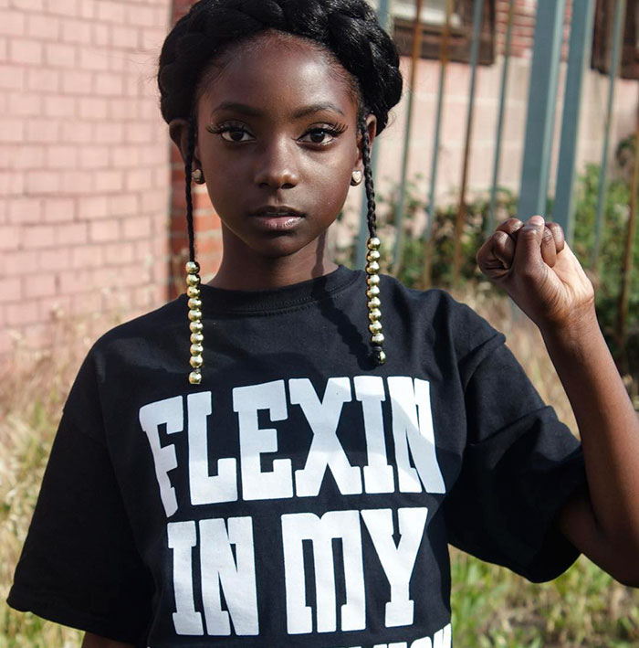 Esta niña de 10 años calla a los abusones tras lanzar una línea de ropa que ayuda a la gente a sentir confianza en sí mismos