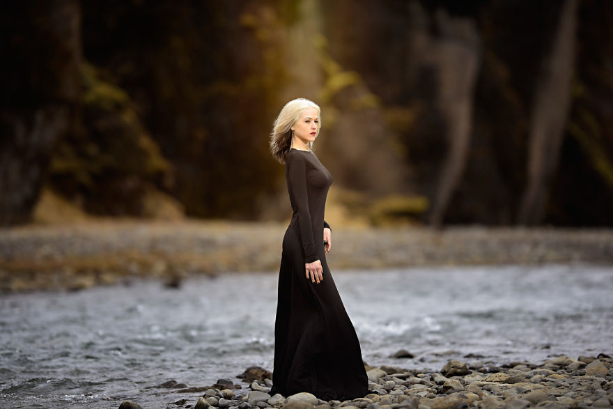 Photographer Captures Dramatic Figures On An Icelandic Landscape Photographer Captures Dramatic Figures On An Icelandic Landscape