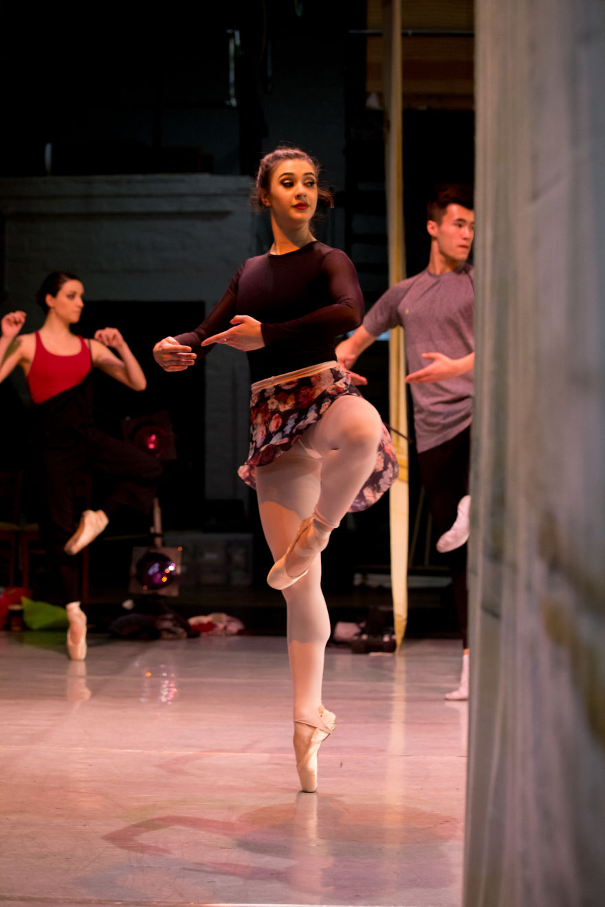 Photographer Captures The Moments Leading Up To A Ballet Performance Photographer Captures The Moments Leading Up To A Ballet Performance