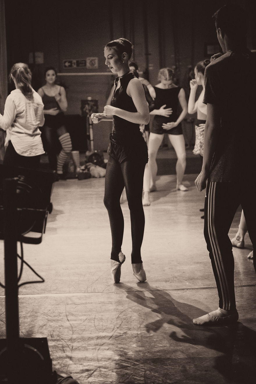 Photographer Captures The Moments Leading Up To A Ballet Performance Photographer Captures The Moments Leading Up To A Ballet Performance