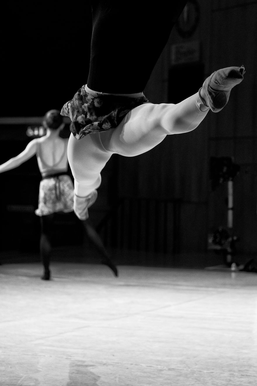 Photographer Captures The Moments Leading Up To A Ballet Performance Photographer Captures The Moments Leading Up To A Ballet Performance