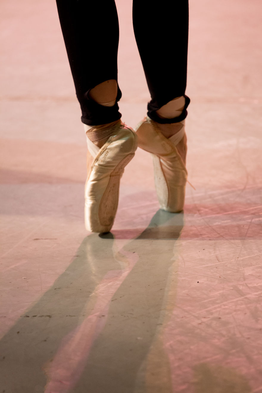 Photographer Captures The Moments Leading Up To A Ballet Performance Photographer Captures The Moments Leading Up To A Ballet Performance
