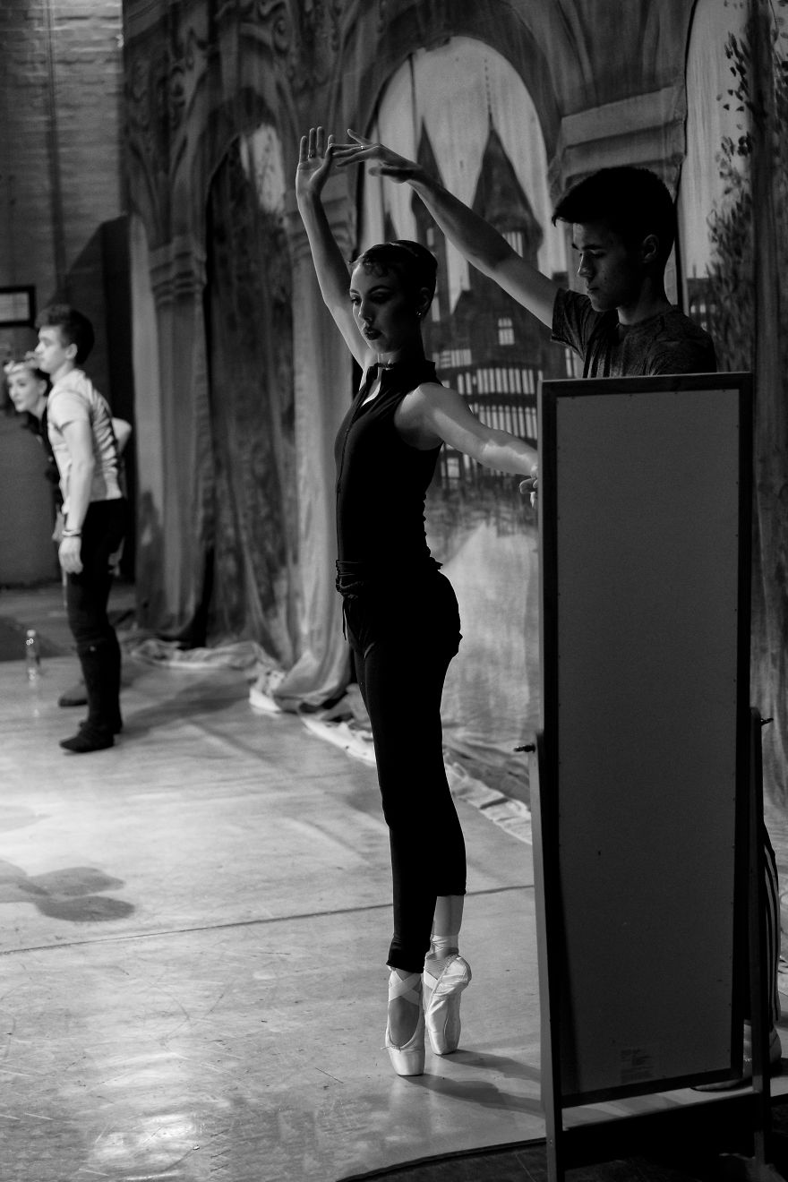 Photographer Captures The Moments Leading Up To A Ballet Performance Photographer Captures The Moments Leading Up To A Ballet Performance