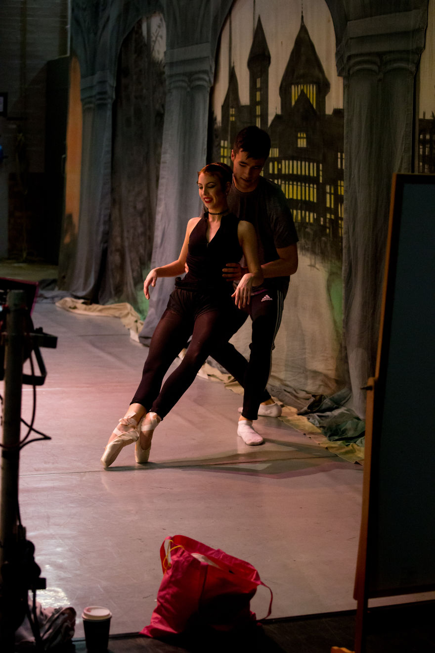 Photographer Captures The Moments Leading Up To A Ballet Performance Photographer Captures The Moments Leading Up To A Ballet Performance