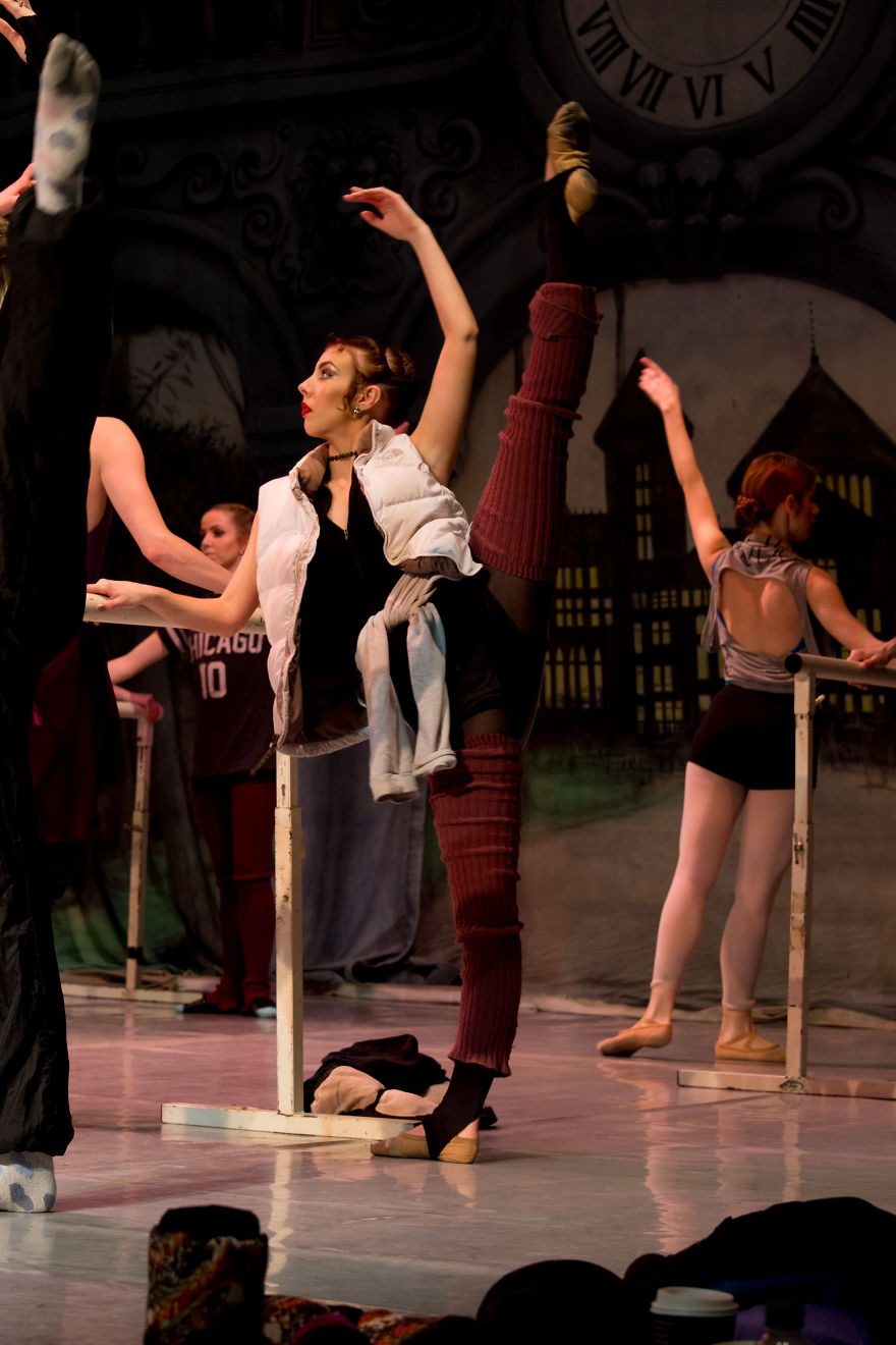 Photographer Captures The Moments Leading Up To A Ballet Performance Photographer Captures The Moments Leading Up To A Ballet Performance