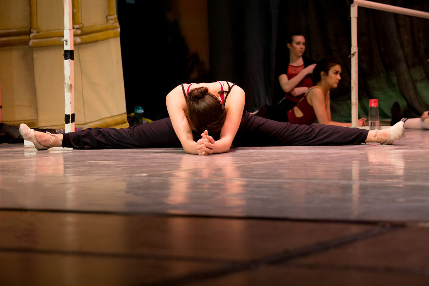 Photographer Captures The Moments Leading Up To A Ballet Performance