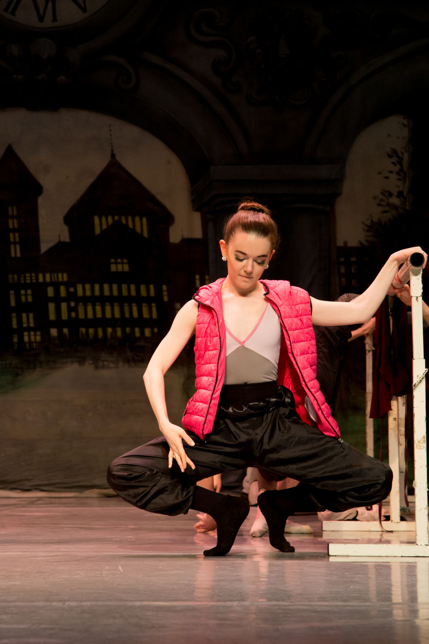 Photographer Captures The Moments Leading Up To A Ballet Performance Photographer Captures The Moments Leading Up To A Ballet Performance
