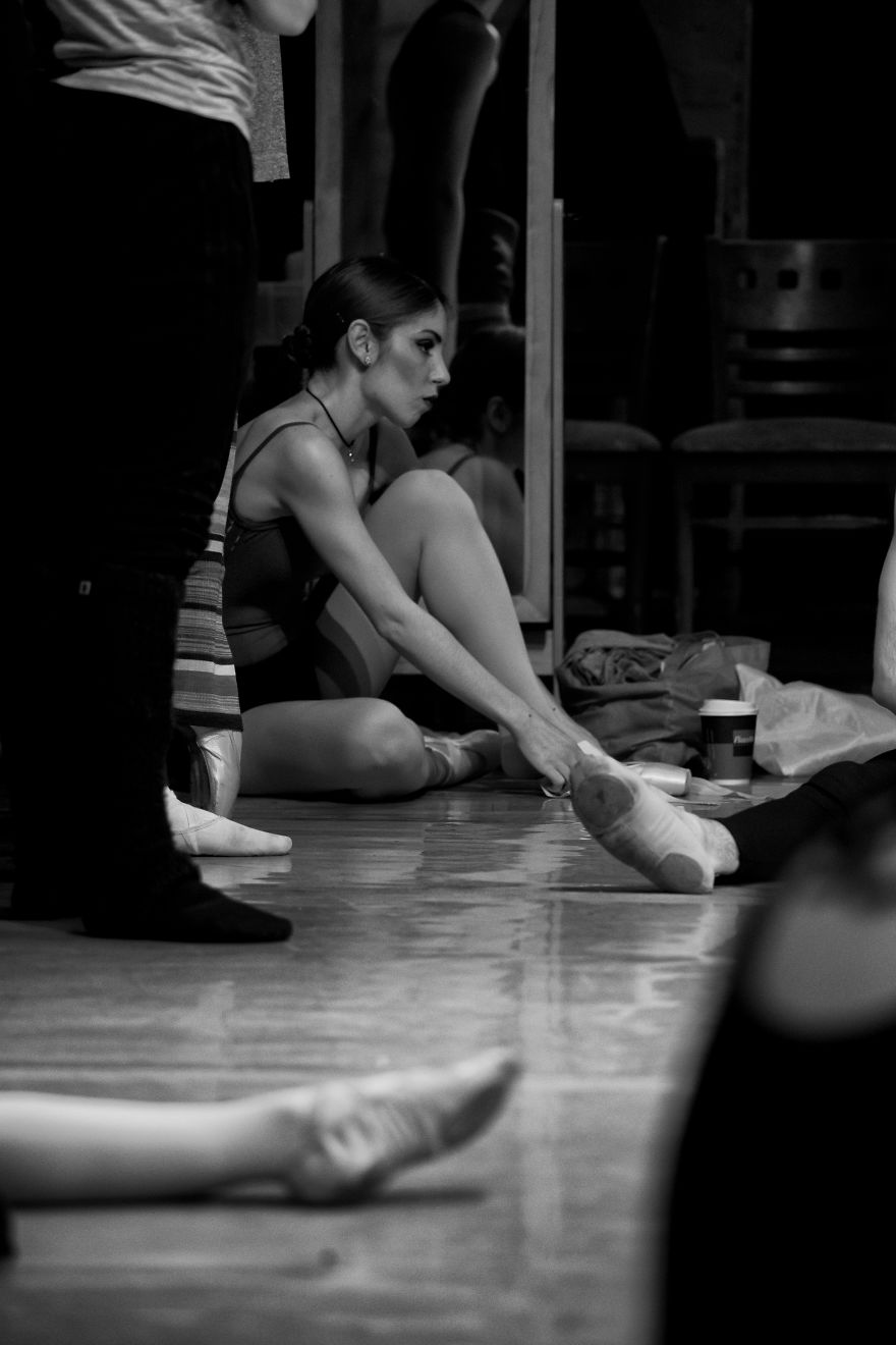Photographer Captures The Moments Leading Up To A Ballet Performance Photographer Captures The Moments Leading Up To A Ballet Performance