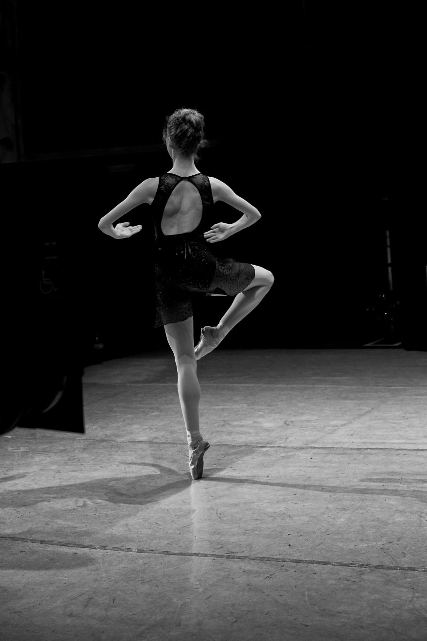 Photographer Captures The Moments Leading Up To A Ballet Performance Photographer Captures The Moments Leading Up To A Ballet Performance