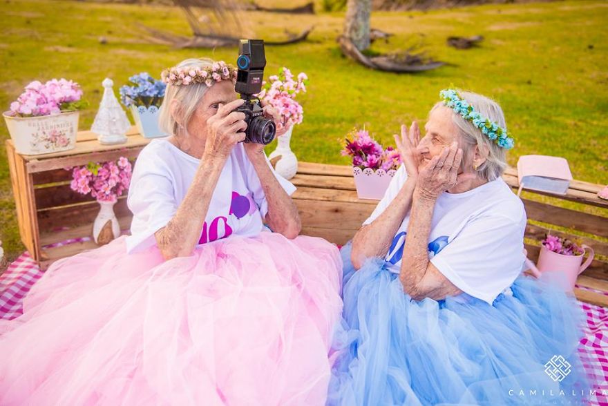 Photographer Captures Twins Celebrating Their 100th Birthday And The Pics Are Just Too Cute Photographer Captures Twins Celebrating Their 100th Birthday And The Pics Are Just Too Cute