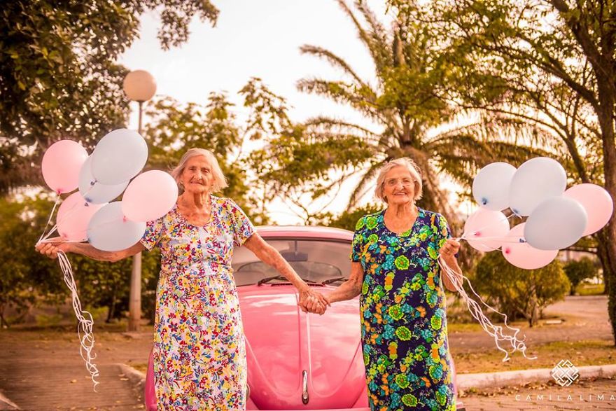 Photographer Captures Twins Celebrating Their 100th Birthday And The Pics Are Just Too Cute Photographer Captures Twins Celebrating Their 100th Birthday And The Pics Are Just Too Cute